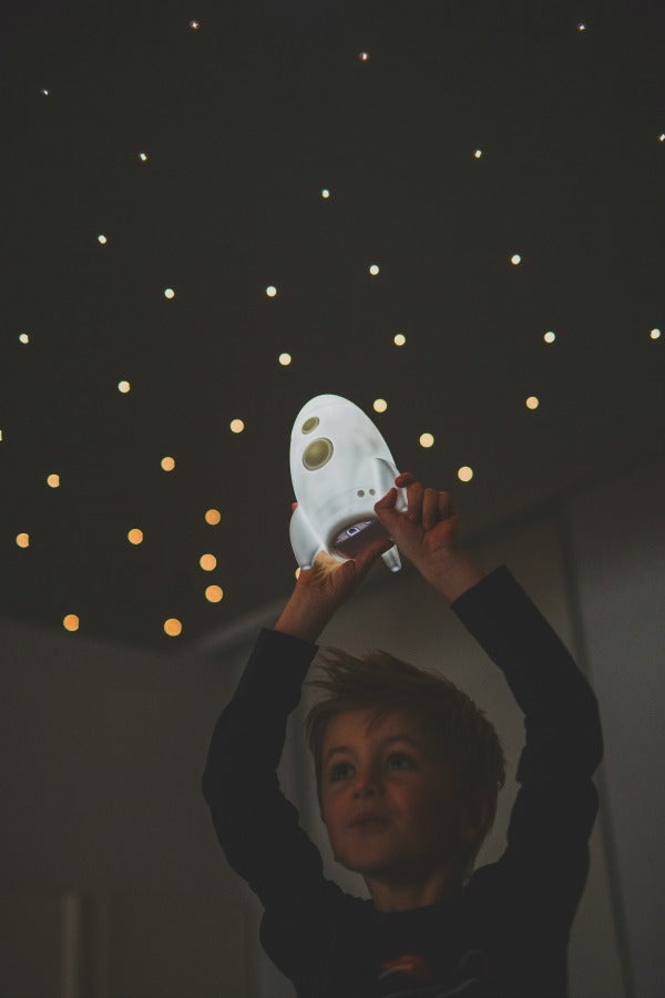 Atelier Pierre Junior : Lampe LED en forme de fusée, gris clair.