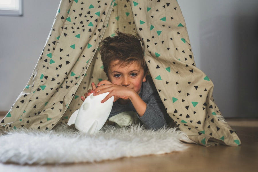 Atelier Pierre Junior : Lampe LED en forme de fusée, gris clair.