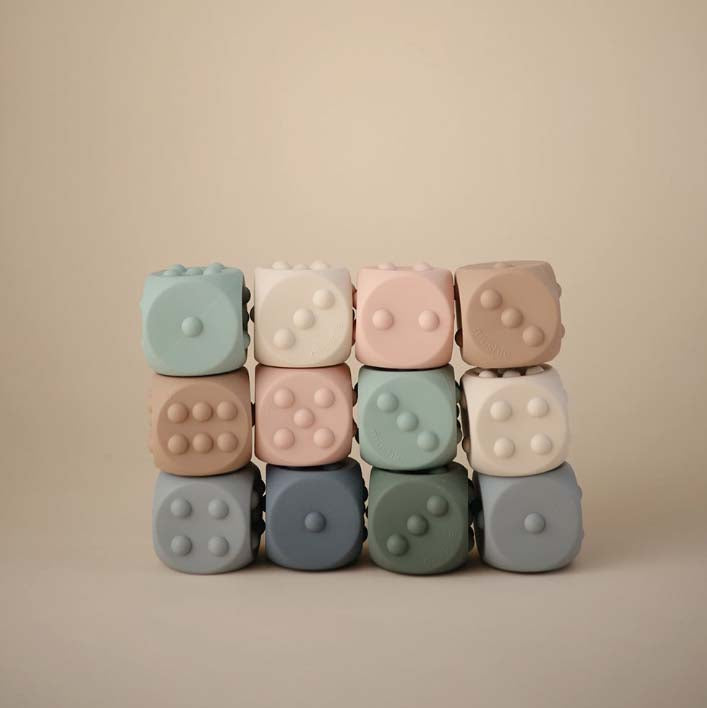 Mushie : Jouet à presser en forme de cube "Cambridge Blue/Shifting Sands" - lot de 2