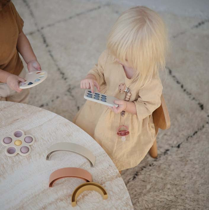 Mushie : Jouet à presser en forme de téléphone "Cambridge"