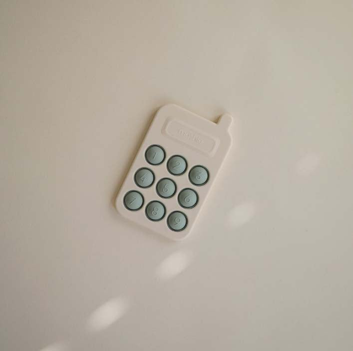 Mushie : Jouet à presser en forme de téléphone "Cambridge"