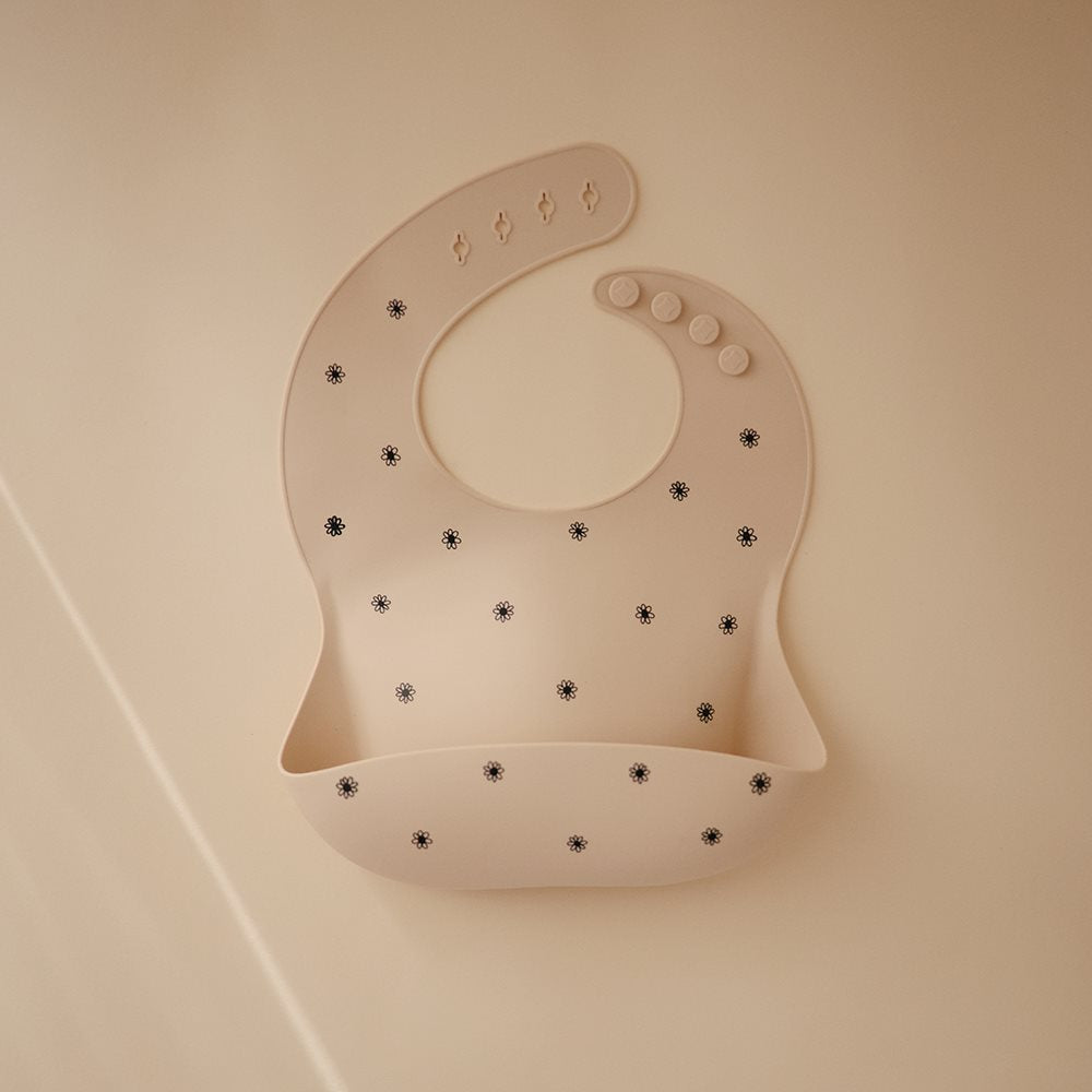 Mushie : Bavoir en silicone "Black Daisy"