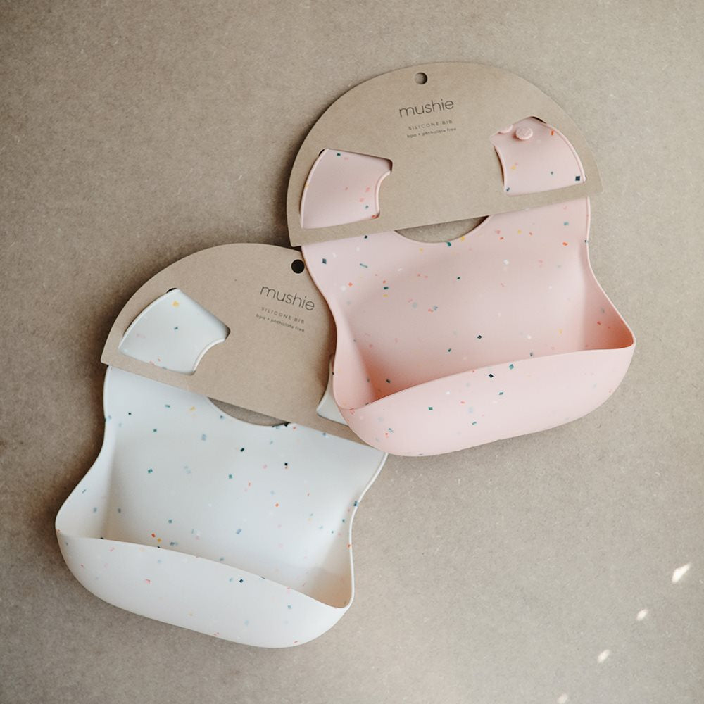 Mushie : Bavoir en silicone "Confettis rose poudré"