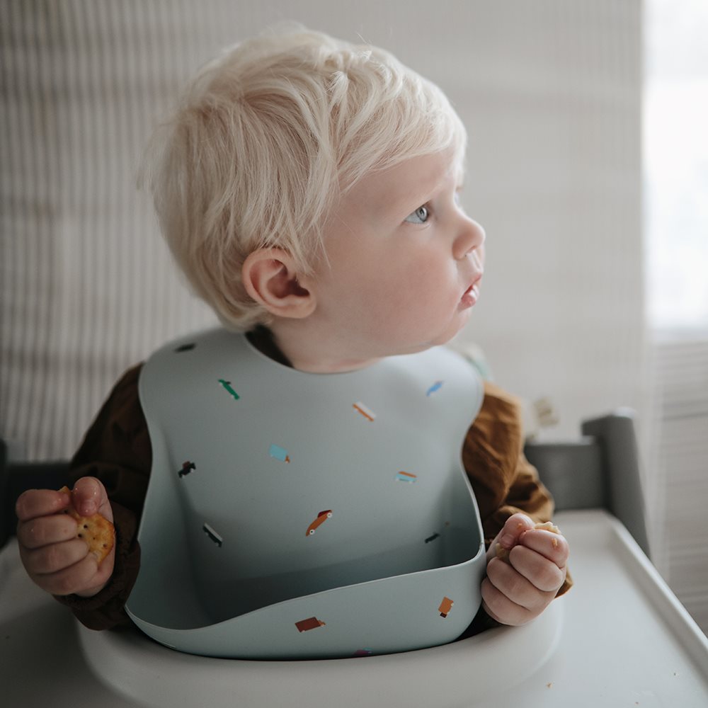 Mushie : Bavoir en silicone "Voitures rétro"