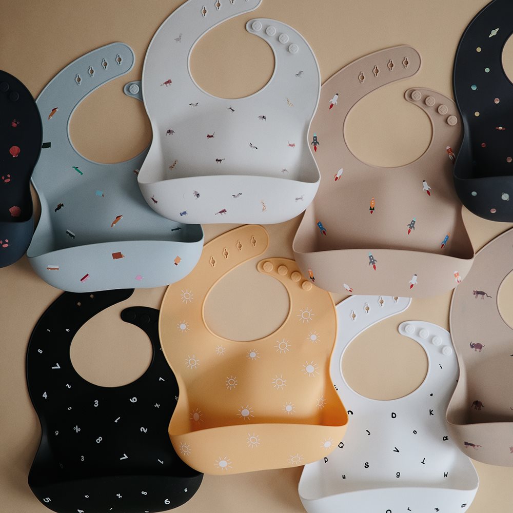 Mushie : Bavoir en silicone "Voitures rétro"