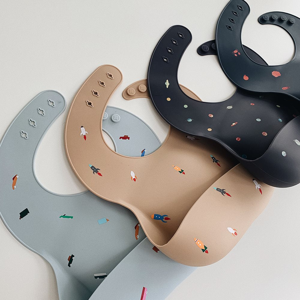 Mushie : Bavoir en silicone "Rocket"