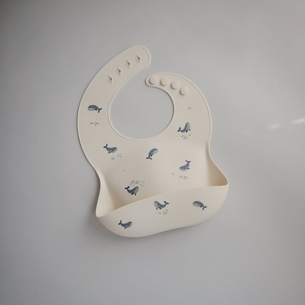 Mushie : Bavoir en silicone "Baleines"
