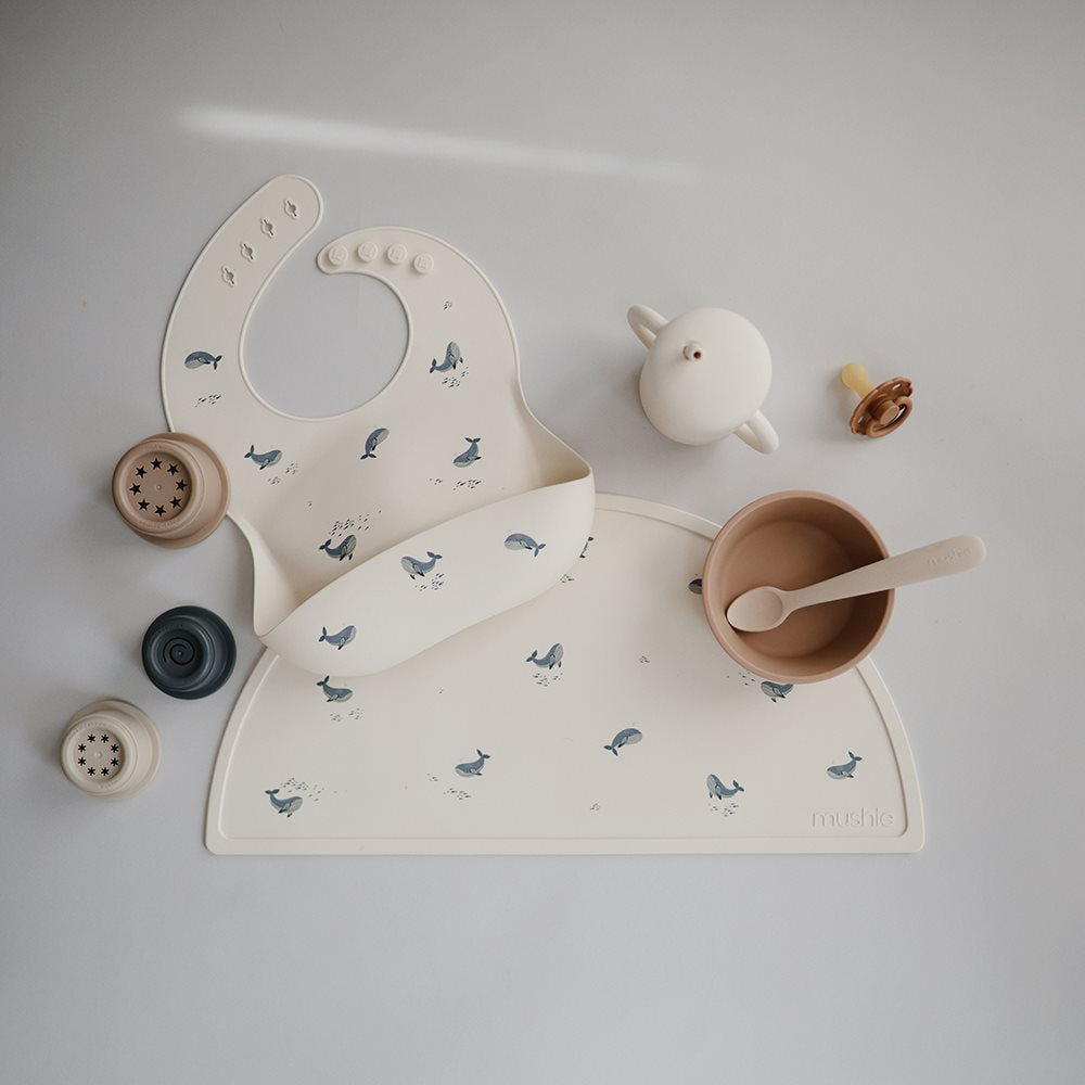 Mushie : Bavoir en silicone "Baleines"