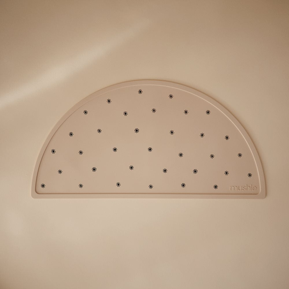 Mushie : Set de table en silicone "Black Daisy"