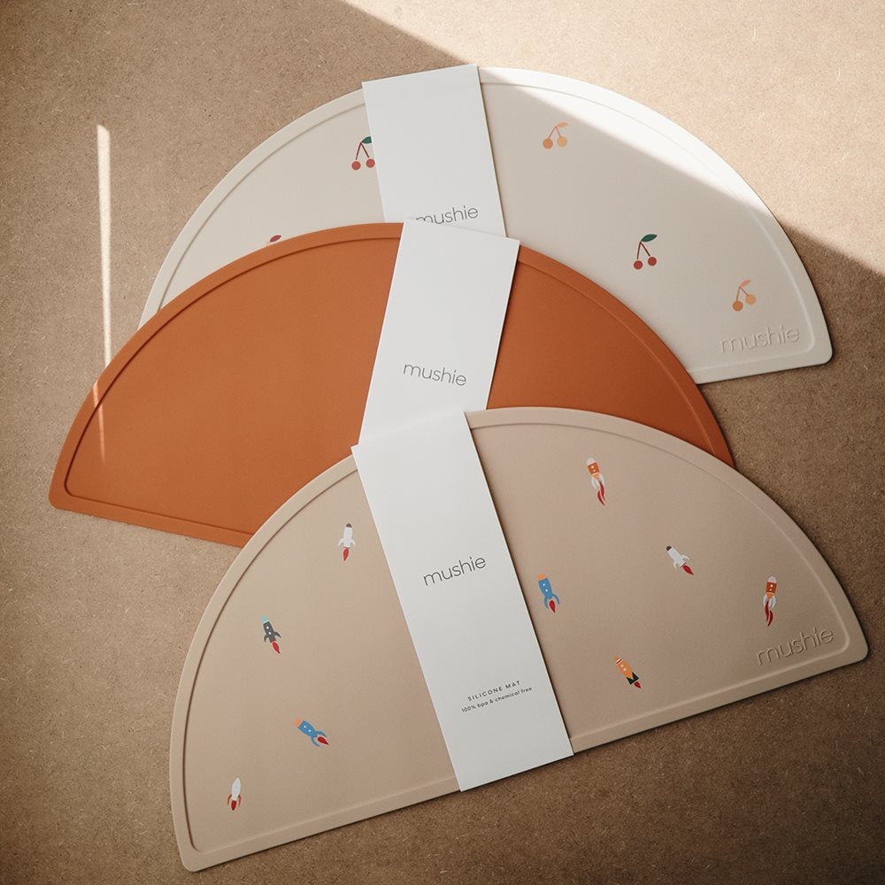 Mushie : Set de table en silicone "Mat Rocket"