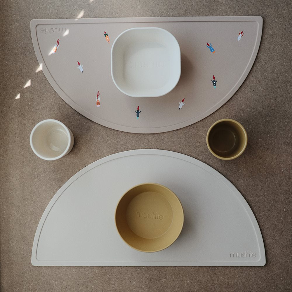 Mushie : Set de table en silicone "Mat Rocket"