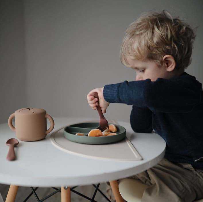 Mushie : Assiette en silicone "Dried Thyme" avec ventouse / séparateur.