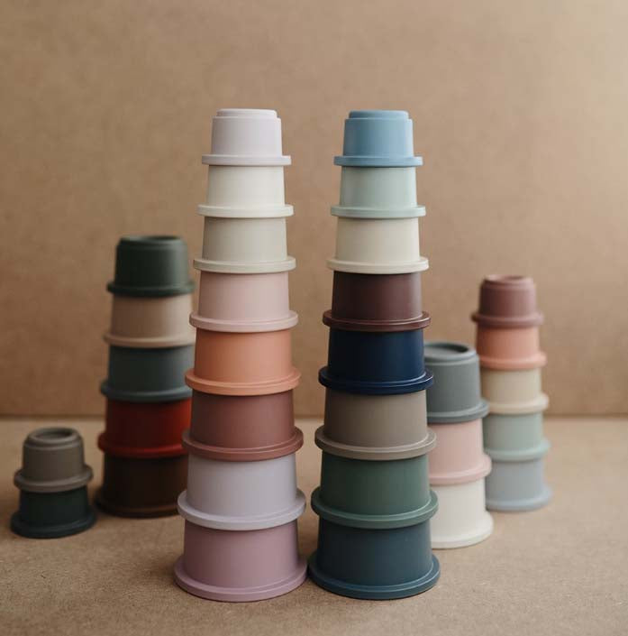 Mushie : Tour d'empilage de gobelets "Petal" 8 pièces