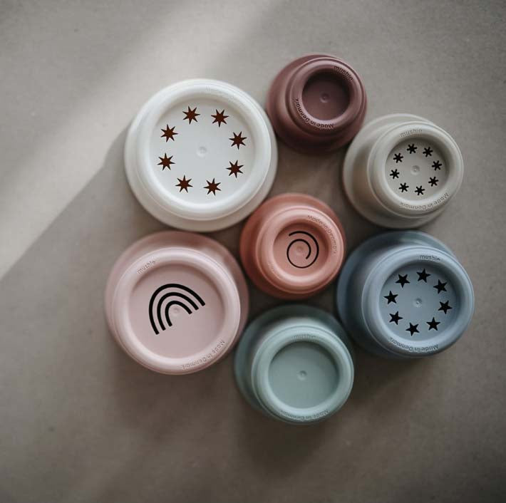 Mushie : Tour d'empilage de gobelets "Petal" 8 pièces