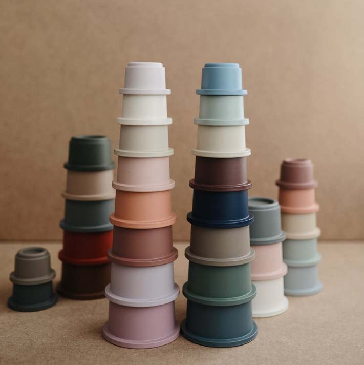 Mushie : Tour d'empilage de gobelets "Retro" 8 pièces