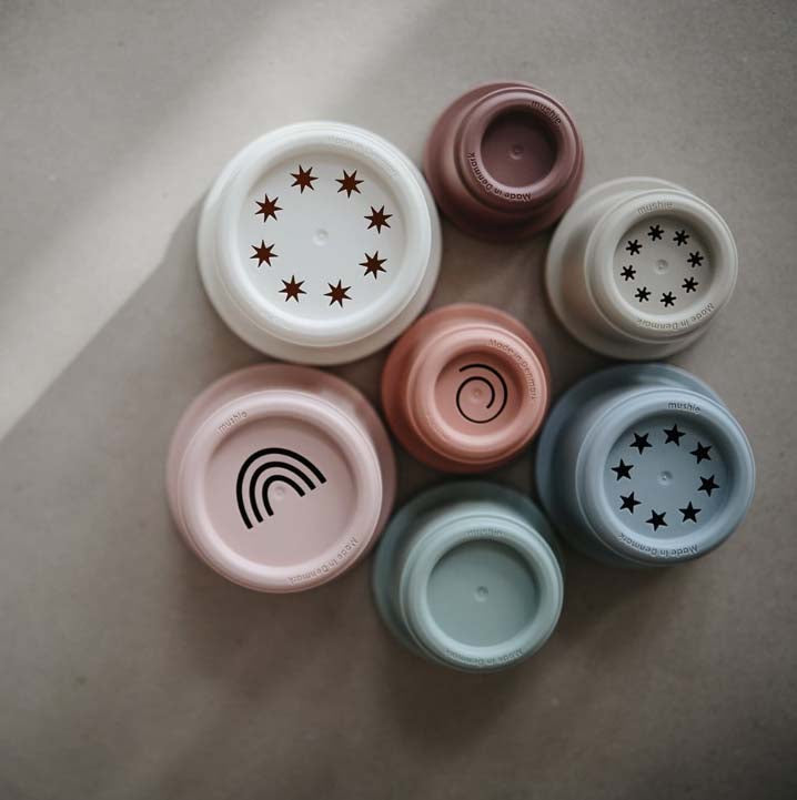 Mushie : Tour d'empilage de gobelets "Retro" 8 pièces