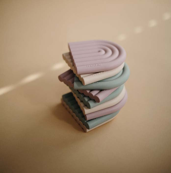 Mushie : Anneau de dentition arc-en-ciel "Cambridge Blue"