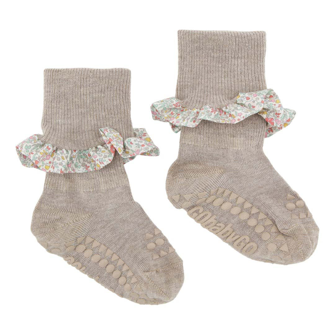 GoBabyGo: Rutschfeste Socken Bambus mit Liberty-Rüsche "Sand"