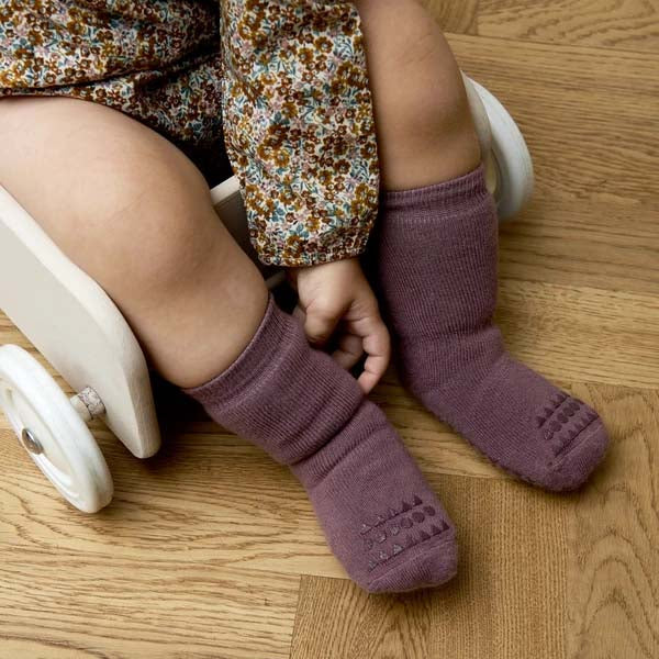 GoBabyGo: Rutschfeste Socken "Misty Plum"