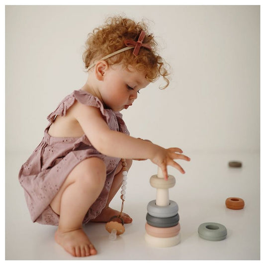 Stapeltürme fördern die Entwicklung deines Kind gleich in mehreren Entwicklungsphasen
